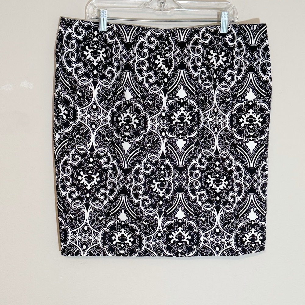 New York & Company Black and White Mini Pencil Skirt with Back Split - size 18